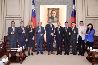 韓國瑜接見科索沃議員訪團 肯定追求自由民主決心