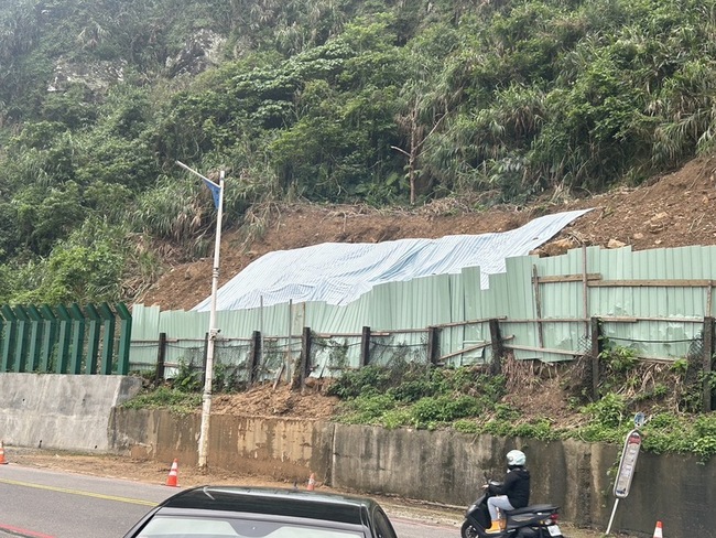 北台灣強降雨  基隆湖海路邊坡坍滑 | 華視新聞