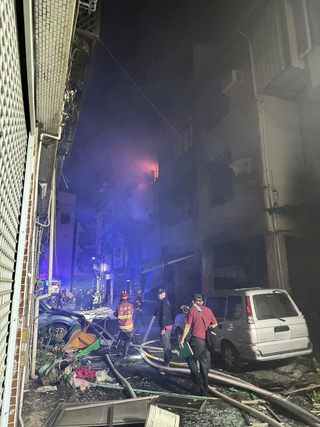高雄三民區透天宅火警1死6傷 警初判住戶引爆瓦斯