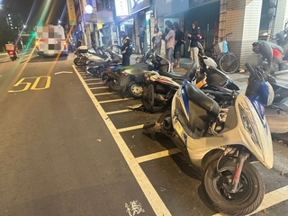 北市公車擦撞路旁8機車 司機未酒駕、無人受傷