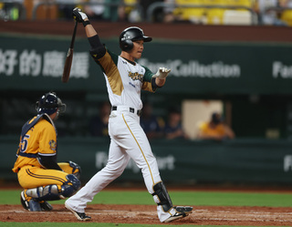 王柏融敲2轟都反方向 雄鷹連敗勉勵學弟有學長扛