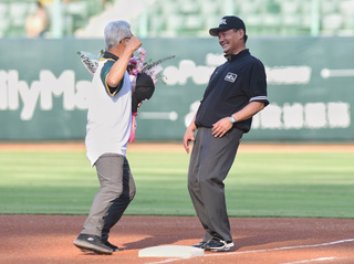 蘇建文引退儀式重現漏踩壘包事件 陳威成送花擁抱