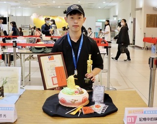 新北技能競賽 阿嬤的肉燥麵變身蛋糕奪冠