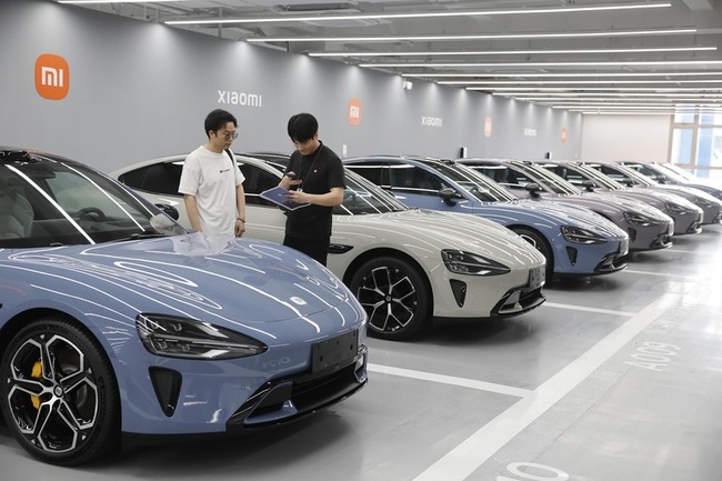 中國新能源汽車銷量  首度超越燃油車 | 華視新聞