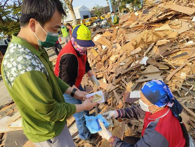 廢木櫃抽屜藏現金逾4萬 中市環保局報警尋失主 | 華視新聞