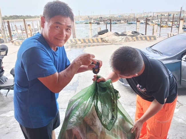 清除海洋垃圾 彰縣環保艦隊撈起2.4公噸廢棄物 | 華視新聞