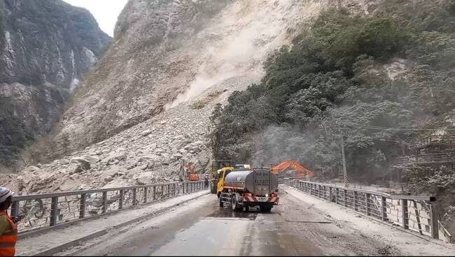 中橫公路流芳橋路段大規模坍方 機具搶修 | 華視新聞