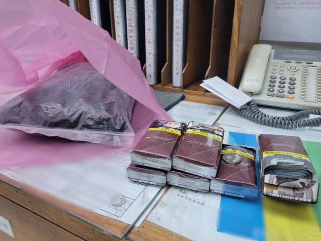 男子救命錢35萬藏菸盒遺失 清潔員拾獲送中市警 | 華視新聞