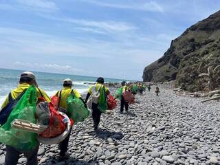清阿朗壹古道垃圾 屏東環保局移除逾百包廢棄物