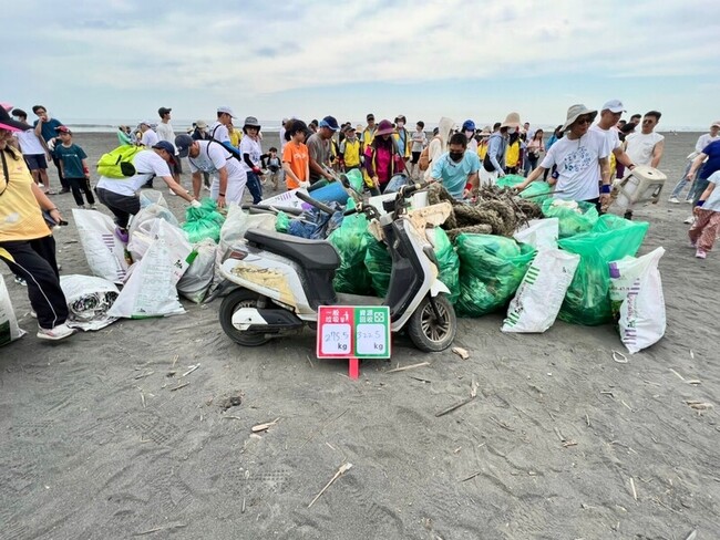 宜蘭300人淨灘  清除598公斤垃圾 | 華視新聞