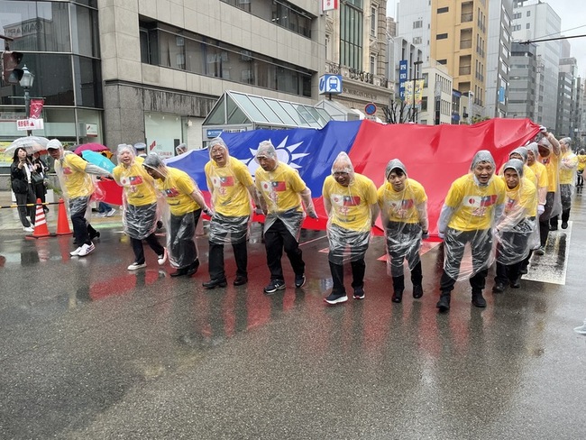 神戶祭展現台日友好 僑胞拉起巨幅國旗並舞龍 | 華視新聞