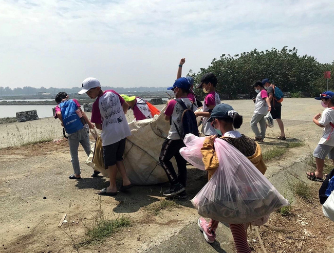 響應世界地球日  嘉市精忠國小實際行動保護地球 | 華視新聞