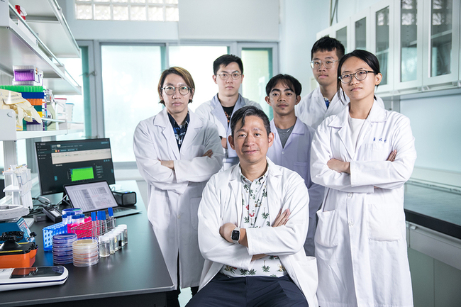 海大助理教授何攖寧團隊 發現能分解塑膠新細菌 | 華視新聞