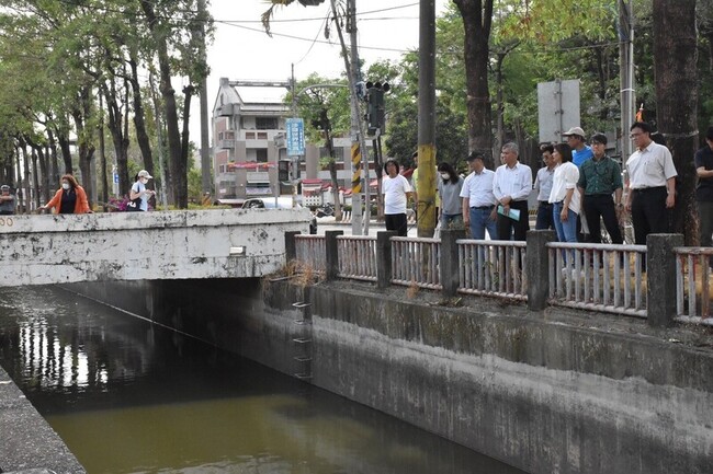 高雄大寮區曹公舊圳改善欄杆設施 維護通行安全 | 華視新聞