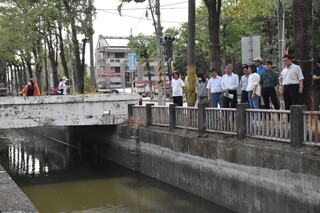 高雄大寮區曹公舊圳改善欄杆設施 維護通行安全