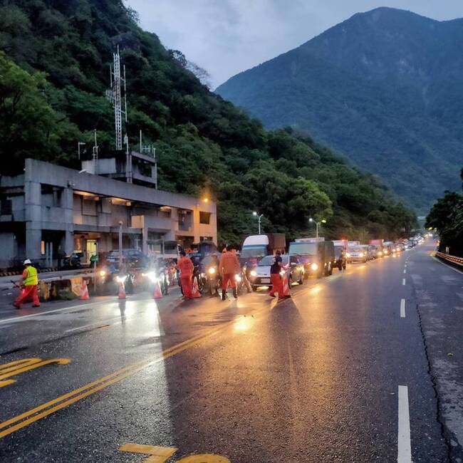 花東海岸公路落石阻路 蘇花搶通夜間預警性封閉 | 華視新聞