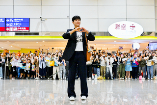 朴寶劍、Danielle接力抵台秀親民  千名粉絲接機