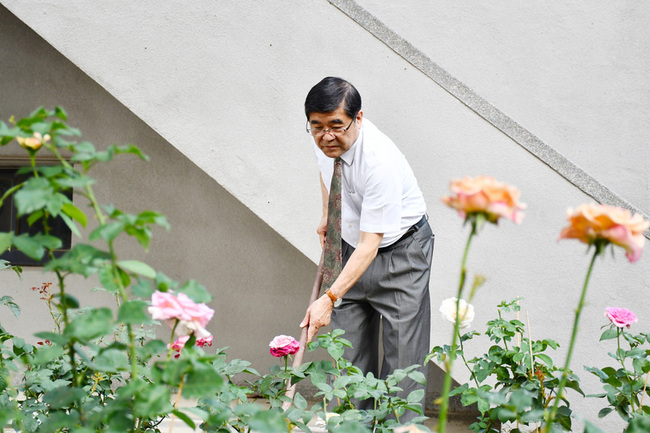 高醫大校長化身園丁種百株玫瑰 成就生命教育 | 華視新聞