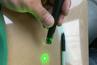 台南男子無聊拿雷射筆亂照 干擾醫療直升機遭法辦