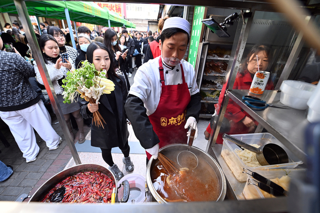 中國餐飲業第一季關店激增2倍 「窮鬼套餐」盛行 | 華視新聞