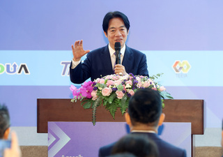 賴清德：顯示科技與半導體業撐起台灣經濟