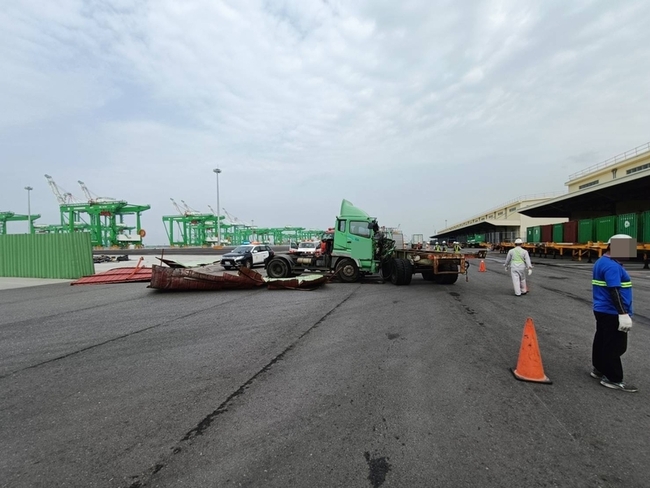 高雄港洲際碼頭2貨櫃車迴轉擦撞 駕駛摔出車外不治 | 華視新聞