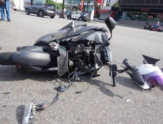 台中廂型車闖紅燈撞傷騎士逃逸 2失聯移工投案法辦