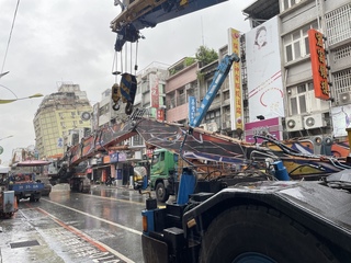 全台最大怪手「魯夫號」準備上工  要拆富凱大飯店