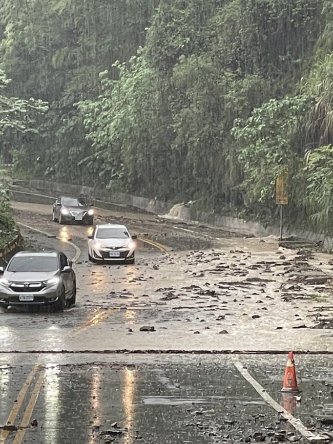 苗縣大雨釀泰安鄉落石砸車 後龍多處瓜田泡湯 | 華視新聞