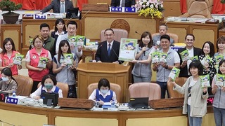 侯友宜316天沒進議會  綠營送綠乖乖促做好市政