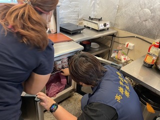 高市府內餐廳未戴手套配餐 衛生局稽查告誡