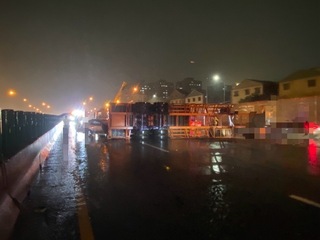 國1台南段貨櫃車翻覆無人傷 一度回堵7公里