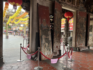 餘震不斷 國定古蹟鹿港天后宮門臼斷裂