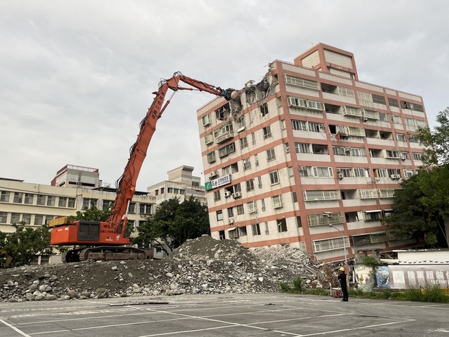 重機械提前抵達支援 花蓮統帥大樓開拆 | 華視新聞