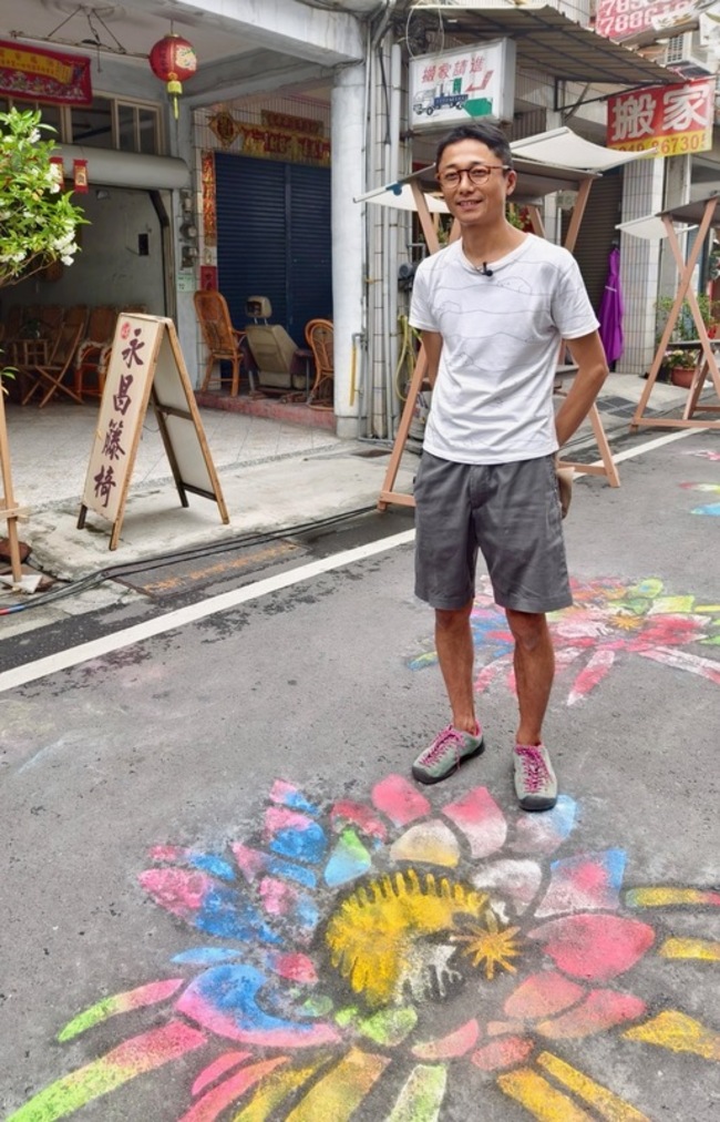 日本聽障藝術家水內貴英 以粉筆彩繪屏東潮州老街 | 華視新聞