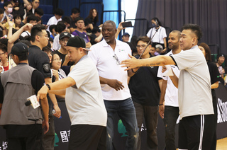 帕克、威金斯展現親和力  球迷追星喊值得