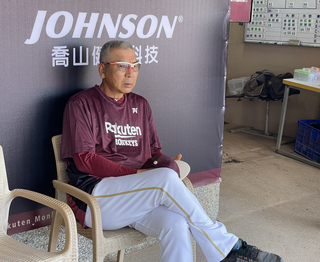 桃園主場首戰終於順利開打 古久保賽前先巡視場地