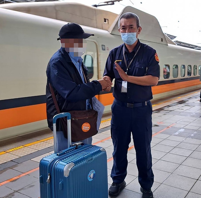 日本老翁遊台南掉錢包  警出資買高鐵票助返國 | 華視新聞