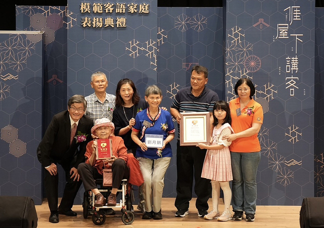 59戶模範客語家庭獲表揚  6至102歲、橫跨4世代 | 華視新聞
