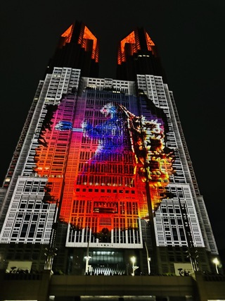 「哥吉拉」突襲東京都廳光雕秀 觀眾讚氣勢十足