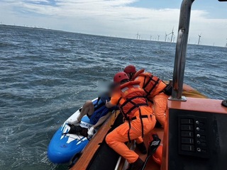 海巡竹南演練後實地「驗收」 救回外海漂流民眾