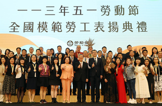 全國模範勞工頒61人  獲獎移工家屬來台共享榮耀