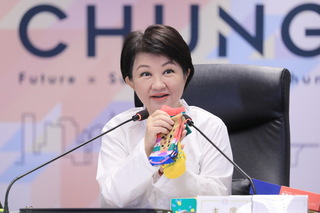 慶祝國際珍奶日 盧秀燕推廣「珍奶襪」助弱勢