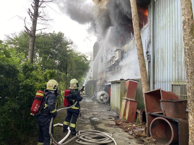 宜蘭三星鄉工廠2樓全面燃燒  濃煙竄天 | 華視新聞