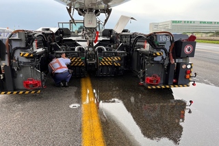 桃機航機拖車油管漏油  桃勤：疑接頭脫落釀成
