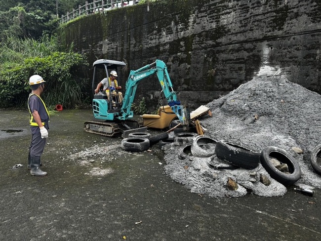 新店青潭遭人私蓋廁所、傾倒垃圾 市府查報裁罰 | 華視新聞