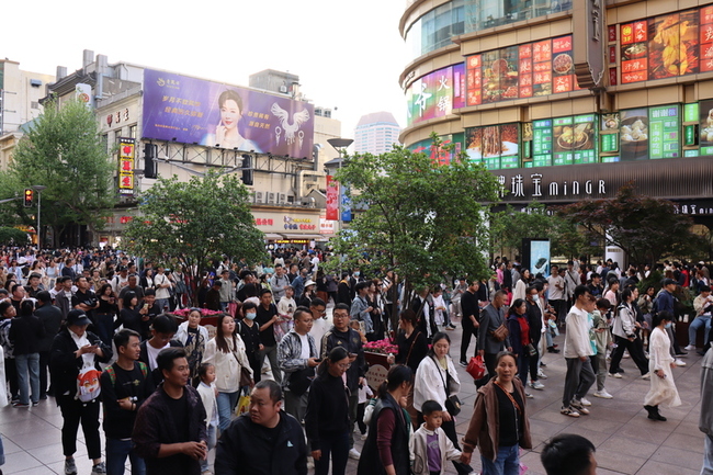 中國五一假期 多地現人潮官方促消費 | 華視新聞