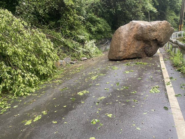 南投力行產業道路巨石掉落 採雙向單線通行 | 華視新聞