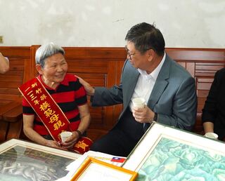 照顧罕病兒圓學業夢  陳邱賢妹獲竹縣模範母親