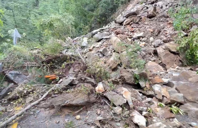 中橫便道尚未搶通 力行產業道路又因大雨持續落石 | 華視新聞